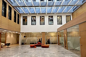 Innenarchitektur, Umstrukturierung des Kundenzentrums einer Bank, hochwertige Materialien, Sitzgelegenheiten für Kunden Innenarchitektur Augsburg, freundliches, modernes Raumkonzept, grosszügige Kundenhalle mit hochwertigen Sitzgelegenheiten, markenstarke Umsetzung