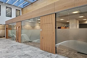 Innenarchitektur Augsburg, Modernes Raumkonzept, diskrete Beraterzimmer mit Sicht- und Schallschutz Innenarchitektur Augsburg, Neu gestaltetes Beraterzimmer mit Sichtschutz, akustischer Abschirmung und hochwertiger Ausstattung für diskrete Finanzberatung.