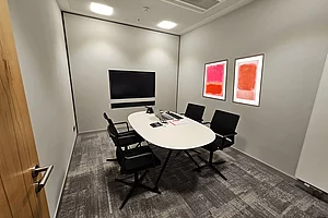 Modern gestalteter Kundenservicebereich mit Sitzgruppen und diskreten Beraterzimmern Innenarchitektur Augsburg, Neu gestaltetes Beraterzimmer mit Sichtschutz, akustischer Abschirmung und hochwertiger Ausstattung für diskrete Finanzberatung.
