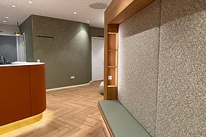 Innenarchitektur Augsburg - Praxisräume, barrierefrei, einladende Atmospäre Innenarchitektur, Praxisräume Augenärzte in Augsburg, Empfangstheke, Raumplanung, Interior Design, hochwertige, natürliche Materialien