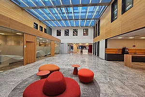 Innenarchitektur, Umstrukturierung des Kundenzentrums einer Bank, hochwertige Materialien, Sitzgelegenheiten für Kunden Innenarchitektur Augsburg, freundliches, modernes Raumkonzept, grosszügige Kundenhalle mit hochwertigen Sitzgelegenheiten, markenstarke Umsetzung