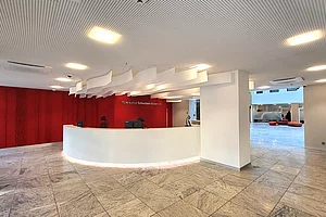 Innenarchitektur Augsburg, freundliches, modernes Raumkonzept, grosszügige Kundenhalle mit Empfangstheke, markenstarke Umsetzung Innenarchitektur Augsburg, freundliches, modernes Raumkonzept, grosszügige Kundenhalle mit Empfangstheke, markenstarke Umsetzung